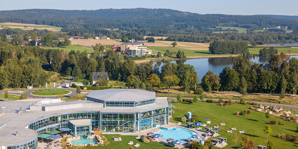 Siebenquell Therme Weißenstadt - Außenbecken mit Liegeweise und Seeblick