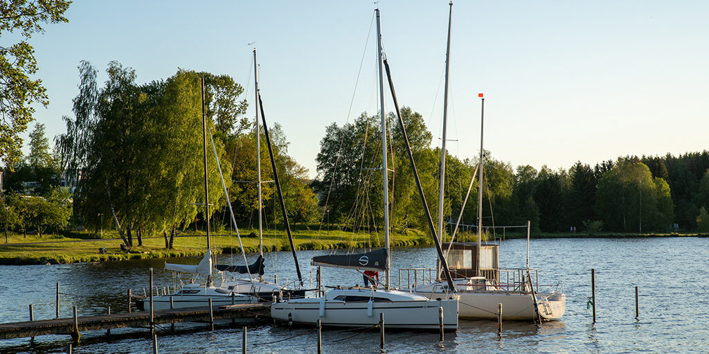 Segelbote am Steg auf dem Weißenstädter See